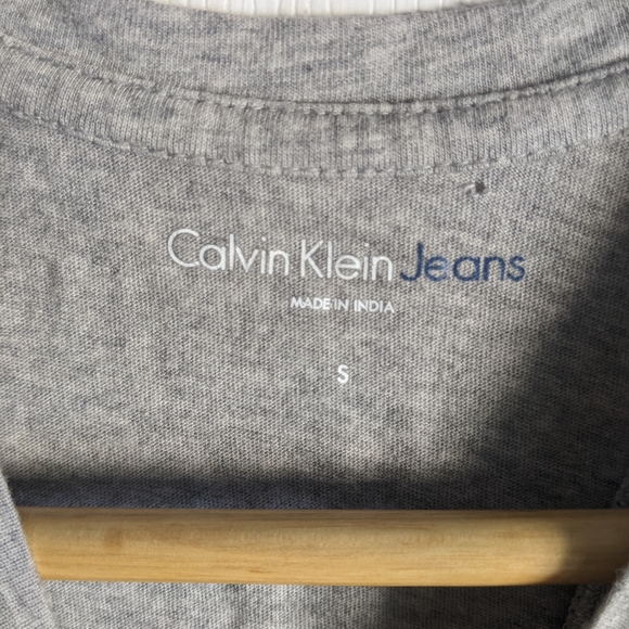 FREE with purchase 🤩 Calvin Klein grey crop top - Picture 3 of 8